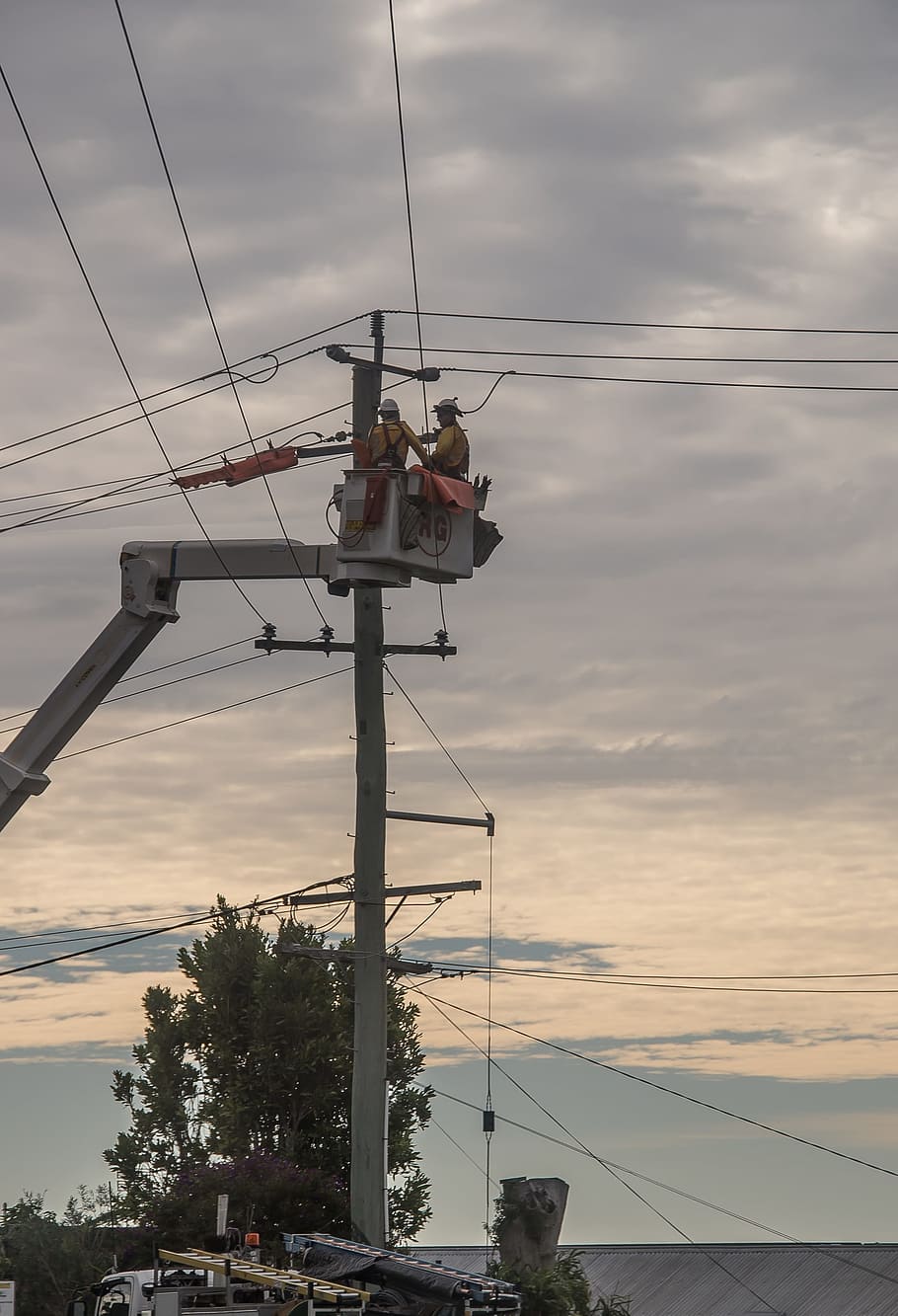 arbejdere, herrer, liniedommere, elektricitet, reparation, vedligeholdelse, pol, kirsebærvælger, ledninger, kabler, energi, levere, spænding, strøm, elektrisk, linje, skyer, sky - himmel, himmel, kabel, beskæftigelse, arbejder, strømkabel, natur, solnedgang, Strømforsyning, forbindelse, brændstof og elproduktion, teknologi, rigtige mennesker, transportmidler, udendørs, transportform, el-pylon, telefonlinje, 2K