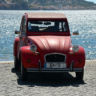 Oldtimer, Ente, Auto, alt, Fahrt, klassisch, Fahrzeug, Citroen, retro, Scheinwerfer, rot, Automobil, pkw, altes Auto, historisch, Retro-Stil, altmodisch, Landfahrzeug, Transport, Chrom, Antiquität, obsolet, Transportart, Luxus, Transportmittel, Kraftfahrzeug, Tag, Wasser, Sonnenlicht, Natur, keine Leute, Reise, Nummer, draußen, Text, Cabrio, 2K, CC0, gemeinfrei, lizenzfrei