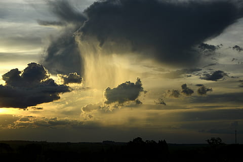 stratocumulus, zlatý, hodina, déšť, mrak, bouřka, Příroda, nebe, Brazílie, letní, mraky, západ slunce, mrak - nebe, scéna s oblaky, venku, soumrak, krajina, scén, krása v přírodě, scenics - příroda, silueta, klid, životní prostředí, strom, nikdo, dramatická obloha, klidné scény, rostlina, sluneční paprsek, hrůza, temný, zlověstný, moci, streaming, 5K, CC0, veřejná doména, bez autorských práv