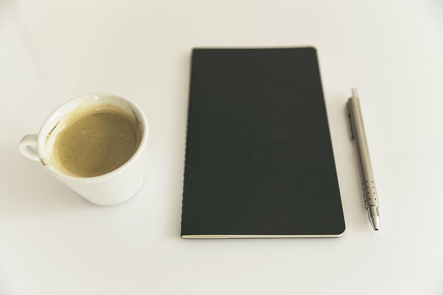 negre, quadern, al costat, tassa, bolígraf, notes, llibre, sortir, aprendre, paper, Escriu a sota, diari, assumpte, llibres, fulletó, entrar, pàgines, nota, literatura, pàgines de llibres, oficina, text, estudiar, escriptori, taula, segell, poeta, cafè, beure, tassa de cafè, cafè - beguda, menjar i beguda, refresc, a l'interior, cap gent, natura morta, còpia espai, vista d’angle alt, tir de l'estudi, directament a sobre, primer pla, fons blanc, publicació, en blanc, vaixella, bloc de notes, ploma estilogràfica, 5K