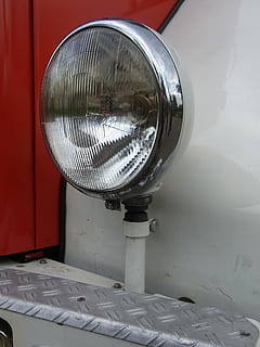 auto, vecchi tempi, fuoco, rosso, riflettore, luce, camion dei pompieri, riflessione, nessuno, avvicinamento, giorno, faro, in casa, metallo, tecnologia, forma geometrica, natura morta, vetro - materiale, cerchio, forma, architettura, veicolo a motore, concentrarsi sulle conoscenze acquisite, assenza, veicolo terrestre, acciaio, 2K, CC0, dominio pubblico, privo di copyright