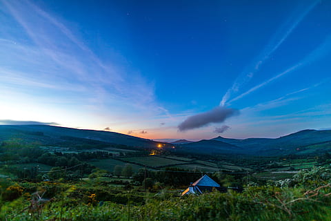 cabină, copaci, calm, cer, fotografie, gri, casă, inconjurat, arealul, iarbă verde, iarba câmp, vale, natură, peisaj, Munte, scenics, în aer liber, albastru, vară, frumusețe în natură, nor - cer, apus de soare, deal, luncă, iarbă, o scenă liniștită, de munte, rural, camp, scenice - natura, mediu inconjurator, arhitectură, nici o persoana, clădire, liniște, plantă, teren, noapte, construită, 5K, CC0, domeniu public, fără drepturi de autor