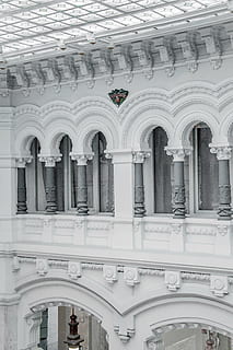 cattedrale bianca, bianca, calcestruzzo, costruzione, architettura, infrastruttura, scultura, arte, arco, colonna architettonica, struttura costruita, esterno dell'edificio, in casa, nessuno, giorno, Inquadratura dal basso, portico, attrezzatura per l'illuminazione, il passato, all'aperto, storia, design, soffitto, modello, caratteristica architettonica, Colore bianco, balaustra, ornato, colonnato, 5K, CC0, dominio pubblico, privo di copyright