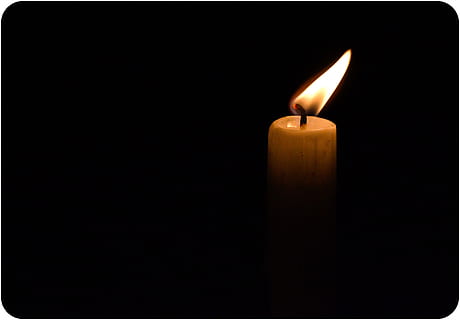 fotografie, luminat, lumânare, flacără, amurg, ușoară, ardere, credinţă, noapte, strălucire, sfeşnic, ilumina, înmormântare, religios, romantic, religie, Crăciun, foc, rugăciune, cald, spa, ceară, negru, romantism, Fierbinte, spiritualitate, pace, întuneric, ruga, pierderi, îngrijire, protecţie, proteja, atacurile, coerenţă, a arde, temperatura - temperatură, foc - fenomen natural, iluminat, în interior, spațiu copie, a închide, Fundal negru, studio shot, nici o persoana, luminos, camera intunecata, natură, luminozitate, camera de zi, 2K, CC0, domeniu public, fără drepturi de autor