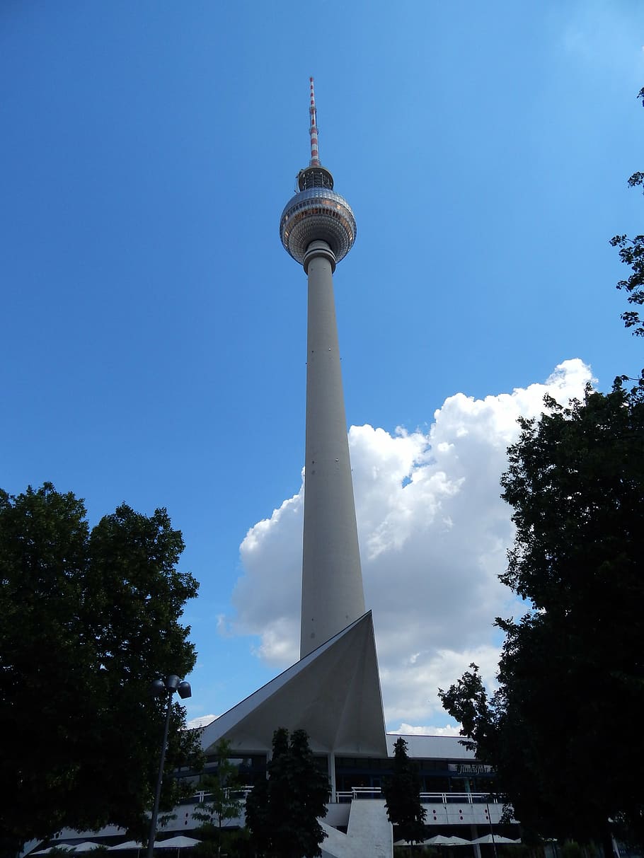 torre, Berlín, arquitectura, estructura construïda, cel, arbre, exterior de l'edifici, vista d’angle baix, turisme, planta, viatjar, ciutat, alta - alta, cap gent, edifici, naturalesa, destinacions de viatge, dia, esfera, a l'aire lliure, fletxa, ubicació, lloc, comunicacions globals, 4K