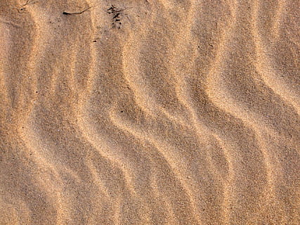close-up foto, zand, strand, rimpelingen, patroon, structuur, kust, zanderig, natuur, land-, achtergronden, volledig kader, geen mensen, dag, hoge hoekmening, buitenshuis, woestijn, getextureerde, kalmte, schoonheid in de natuur, bruin, zonlicht, golfpatroon, natuurlijk patroon, recht boven, droog klimaat, getextureerd effect, 1080P, CC0, publiek domein, royaltyvrij
