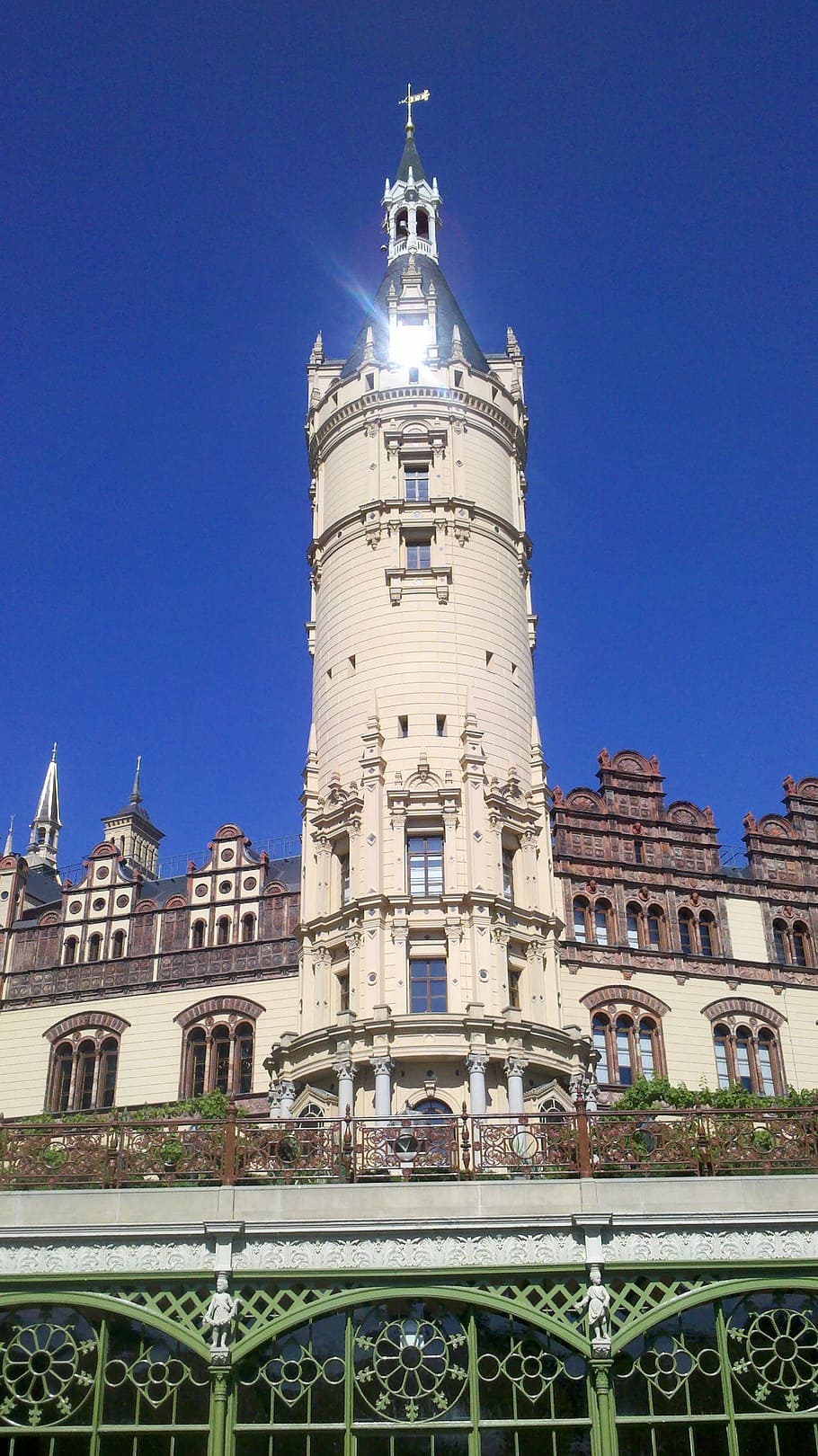 schwerin, castell, castell, torre, schwerin, castell, torre, arquitectura, història, exterior de l'edifici, cultures, destinacions de viatge, estructura construïda, cel, edifici, vista d’angle baix, cel clar, viatjar, naturalesa, ciutat, turisme, blau, cap gent, dia, el passat, a l'aire lliure, 2K