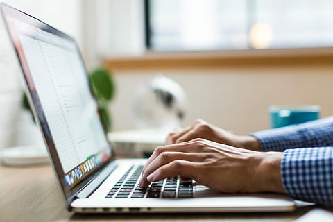 wpisywanie osoby, srebrny macbook, osoba, za pomocą, macbook, zawodowiec, laptop, komputer, ręce, pisanie na maszynie, technologia bezprzewodowa, technologia, za pomocą laptopa, porozumiewanie się, połączenie, część ludzkiego ciała, biznes, dłoń, gabinet, ludzka ręka, dorosły, biznesmen, wewnątrz, jedna osoba, stół, Internet, zbliżenie, śieć komputerowa, dojrzały dorosły, dojrzali mężczyźni, 4K, CC0, domena publiczna, darmowe zdjęcia
