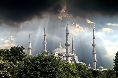 foto di taj mahal, architettura, castello, nuvole, nuvole scure, alba, cupola, minareto, luce del sole, torri, alberi, religione, esterno dell'edificio, cielo, struttura costruita, luogo di culto, credenza, natura, nuvola - cielo, spiritualità, pianta, albero, industria, costruzione, nessuno, Inquadratura dal basso, Torre, fumo - struttura fisica, all'aperto, inquinamento dell'aria, inquinamento, guglia, 4K, CC0, dominio pubblico, privo di copyright