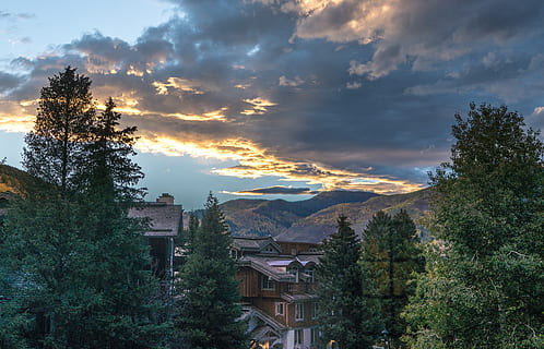 vail colorado, colorado, apus de soare, nori, cădea, apus de soare, amurg, munţi, frunziş, arhitectură, natură, seară, toamnă, colorat, în aer liber, pitoresc, peisaj, copac, nici o persoana, nor - cer, cer, plantă, construită, exteriorul clădirii, clădire, zonă rezidențială, frumusețe în natură, casă, scenice - natura, creştere, oraș, Munte, 5K, CC0, domeniu public, fără drepturi de autor