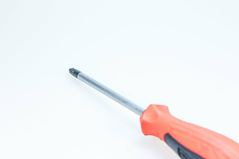 Cacciavite, strumento, mestiere, rosso, Phillips, metallo, capo, sfondo, dettaglio, lavoro, cacciaviti, kit di strumenti, frontalino, utensili, sfondo bianco, girato in studio, strumento di lavoro, in casa, singolo oggetto, nessuno, avvicinamento, copia spazio, attrezzatura, ritagliare, strumento a mano, salute dentale, acuto, semplicità, taglio, natura morta, cura, 4K, CC0, dominio pubblico, privo di copyright