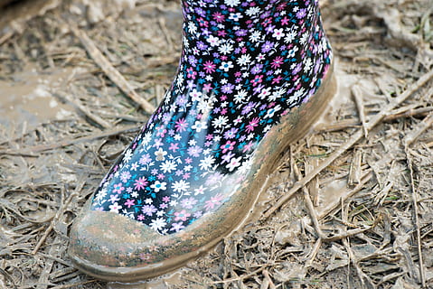 botas, lodo, Paja, zapato, tierra, pierna humana, sección baja, día, vista de alto ángulo, naturaleza, parte del cuerpo humano, parte del cuerpo, suciedad, campo, al aire libre, una persona, gente real, mujer, de cerca, modelo, centrarse en primer plano, sucio, en pie, extremidad humana, 1080P, CC0, dominio público, libre de derechos