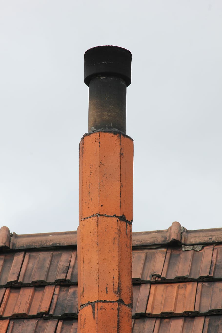 skorsten, mursten, tag, rød, bygning udvendig, ingen mennesker, udendørs, tæt på, dag, lav vinkel visning, arkitektur, bygget struktur, skyfri himmel, himmel, røgstabel, natur, rør - rør, fabrik, kopiere plads, metal, bygning, gammel, pol, 5K