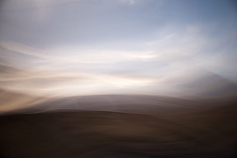 cel blanc, blanc, marró, resum, pintura, cel, núvol, borrós, naturalesa, posta de sol, escenics, núvol - cel, a l'aire lliure, fons, cloudscape, paisatge, bellesa a la natura, llum solar, blau, temps, vespre, cap gent, escena tranquil·la, tranquil·litat, medi ambient, escenics - natura, muntanya, por, idíl·lic, còpia espai, crepuscle, dia, 5K, CC0, domini públic, lliure de regalies