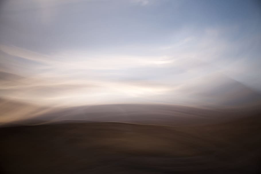 cel blanc, blanc, marró, resum, pintura, cel, núvol, borrós, naturalesa, posta de sol, escenics, núvol - cel, a l'aire lliure, fons, cloudscape, paisatge, bellesa a la natura, llum solar, blau, temps, vespre, cap gent, escena tranquil·la, tranquil·litat, medi ambient, escenics - natura, muntanya, por, idíl·lic, còpia espai, crepuscle, dia, 5K