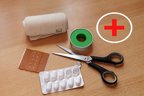 lappe, tabletter, saks, syg, medicinsk, binde, indendørs, ingen mennesker, træ - materiale, bord, gruppe af objekter, stilleben, sundhedspleje og medicin, tæt på, valg, studio skud, dosis, pille, medicin, høj vinkel visning, kop, direkte over, papir, hygiejne, drikke, 1080P, CC0, offentligt domæne, royaltyfrie