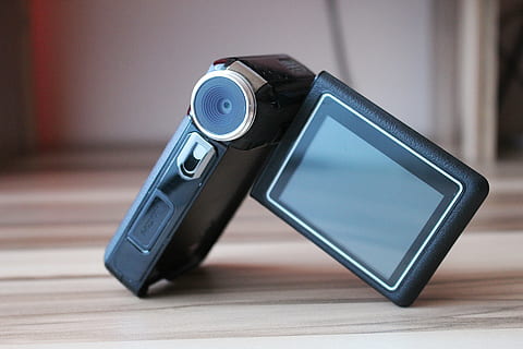 gedreht, schwarz, Videorecorder, Kamera, Videokamera, Multimedia, Handcam, Technologie, Kamera - Fotoausrüstung, Ausrüstung, drinnen, Tabelle, kabellose Technologie, Fokus auf den Vordergrund, Nahansicht, keine Leute, Kommunikation, modern, Verbindung, schwarze Farbe, Stillleben, Computer, Holz - Material, Fotografie-Themen, Computerausrüstung, einzelnes Objekt, Kunst, Kultur und Unterhaltung, silberfarben, Heimvideokamera, 5K, CC0, gemeinfrei, lizenzfrei
