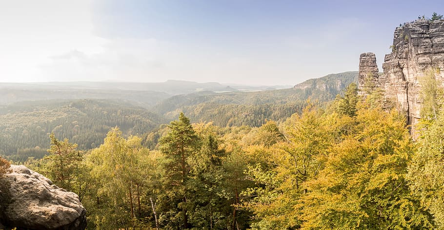 Grün, Feld, Kiefer, Cliff, Tageslicht, fallen, Hügel, Horizont, Landschaft, Berge, draußen, Spitzen, felsig, szenisch, Sicht, Sommer-, Reise, Bäume, Tal, Aussicht, wild, Wald, Szenen - Natur, Baum, Pflanze, Natur, Schönheit in der Natur, Berg, Umgebung, Land, Reiseziele, Himmel, die Architektur, keine Leute, Herbst, Ruhe, ruhige Szene, gebaute Struktur, Gebirge, Kiefernwald, Nadelbaum, 1080P