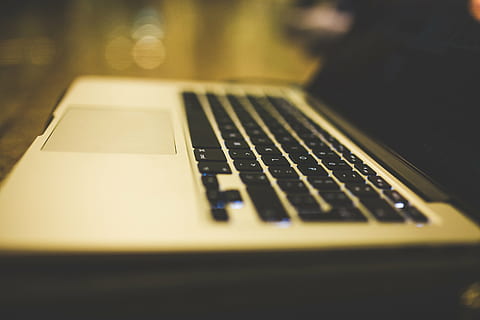 apel, komputer, elektronik, keyboard, laptop, macbook, teknologi, papan ketik komputer, Internet, bisnis, mengetik, komunikasi, musik, alat musik, fokus selektif, budaya seni dan hiburan, merapatkan, dalam ruangan, peralatan musik, teknologi nirkabel, tidak ada orang, objek tunggal, tembakan studio, instrumen dawai, gitar, instrumen keyboard, 5K, CC0, domain publik, bebas royalti