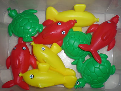 pesce, tartaruga, gioco, plastica, giocattolo, infanzia, giocare, subacqueo, nuoto, divertimento, ragazzo, contento, carina, bambino piccolo, giovane, attività, bambini, apprendimento, formazione scolastica, creatività, gioia, tempo libero, bambino in età prescolare, rappresentazione animale, rappresentazione, papera di gomma, multicolore, in casa, avvicinamento, nessuno, animale, Pepe, temi animali, rosso, giallo, scelta, peperone, grande gruppo di oggetti, colore verde, vista dall'alto, 2K, CC0, dominio pubblico, privo di copyright