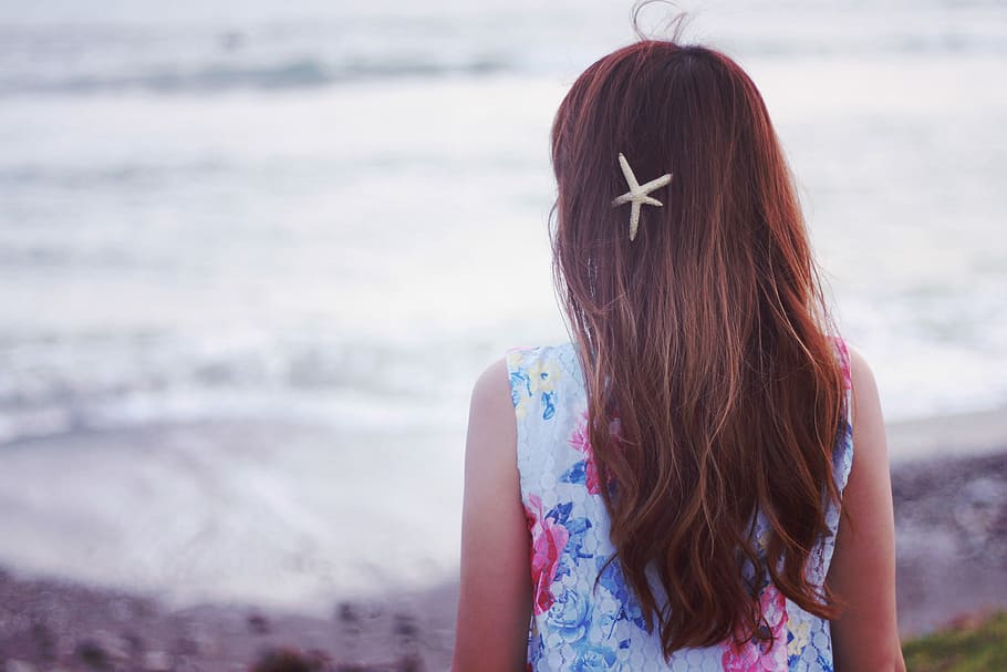 Mädchen, tragen, Weiß, Ärmelloses Shirt mit Blumenmuster, Seestern Haarspange, gegenüber, rückwärts, Strand, tagsüber, Blumen-, Muster, ärmelloses Hemd, Seestern, Haarklammer, Meer, draußen, Sommer-, eine Person, Menschen, Urlaube, Sand, Frau, Frauen, Kind, Natur, kaukasischer Abstammung, Küste, Lebensstile, süß, lange Haare, Rückansicht, Kopfschuss, Tag, Frisur, Wasser, Haar, Freizeitbeschäftigung, Legere Kleidung, braune Haare, Taille hoch, Erwachsene, Fokus auf den Vordergrund, Land, Stehen, Blumenmuster, 1080P