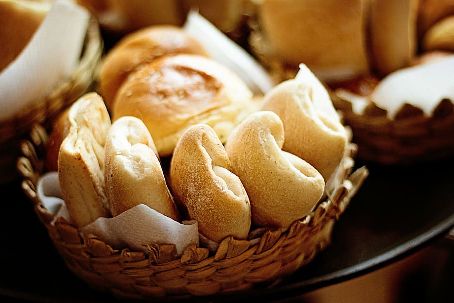 al forn, pans, rodó, marró, bol de vímet, pa, rotlles, fresc, saludable, llevat, casolà, menjar, fleca, tradicional, cocció, cuina, bun, cistella, menjar i beguda, frescor, cap gent, esmorzar, alimentació saludable, primer pla, contenidor, a l'interior, centrar-se en primer pla, natura morta, llest per menjar, menjar asiàtic, grup d'objectes, enfocament selectiu, indulgència, vímet, menjar dolç, dolç, berenar, menjar xinès, temptació, 5K