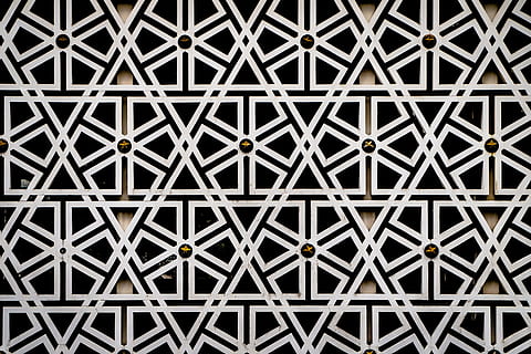czarny, biały, abstrakcyjny, obraz, arabeska, wzór, islamski, geometryczny, linia, Meczet, masjid negara, projekt, geometria, tła, pełna ramka, żadnych ludzi, zbliżenie, metal, kształt, powtórzenie, kreatywność, architektura, kształt geometryczny, zbudowana struktura, wewnątrz, teksturowane, posadzka, krata, w kratke, sztuki i rzemiosła, ozdobny, 1080P, CC0, domena publiczna, darmowe zdjęcia