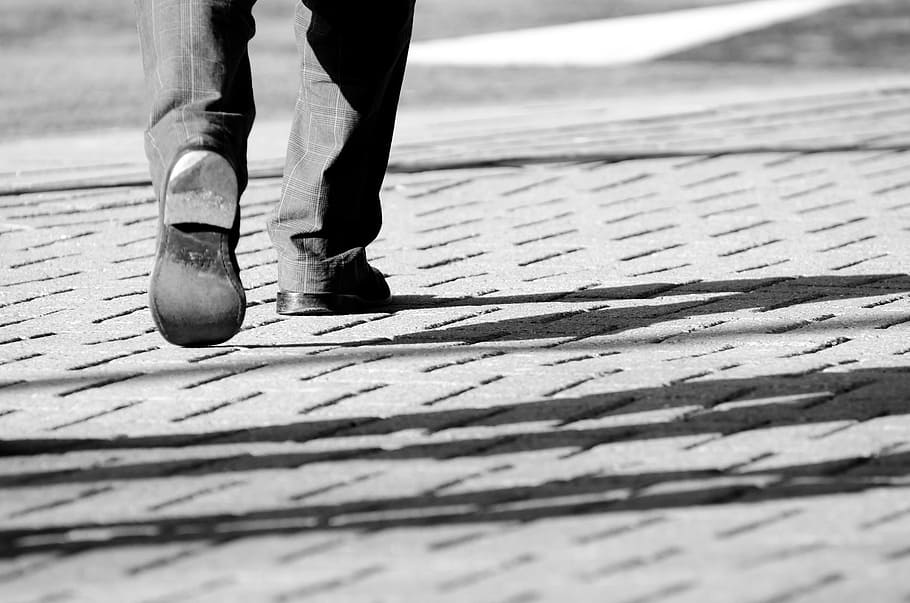 persona, portar, parell, negre, sabates, caminar, gris, paviment, pas, passos, Camí, direcció, sola, pantalons, fons, negocis, feina, cama humana, peu humà, sabata, carrer, gent, homes, a l'aire lliure, secció baixa, part del cos humà, part del cos, una persona, sendera, persones reals, dia, activitat d'oci, estils de vida, de peu, naturalesa, ombra, llum solar, enfocament selectiu, extremitat humana, 1080P