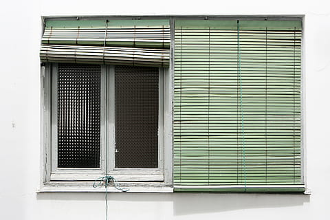 Jalousie, Fenster, die Architektur, Verschluss, Gebäudehülle, Wandbau - Funktion, gebaute Struktur, keine Leute, Gebäude, Haus, geschlossen, grüne Farbe, Tag, Sicherheit, draußen, Schutz, Metall, Tür, weiße Farbe, Eingang, Fensterrahmen, 5K, CC0, gemeinfrei, lizenzfrei