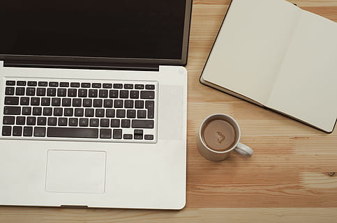 halbă, argint macbook, pro, macbook, laptop, calculator, tehnologie, Afaceri, birou, Notepad, caiet, cafea, ceașcă, tehnologia fără fir, conexiune, masa, comunicare, băutură, gustare, mancare si bautura, cafea - băutură, tastatură, în interior, nici o persoana, tastatura, vedere în unghi mare, echipamente de calcul, cheia computerului, argintiu colorat, 4K, CC0, domeniu public, fără drepturi de autor