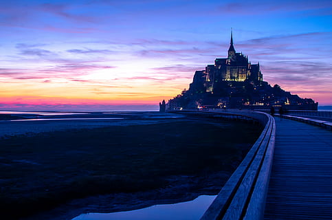 mont saint michel, czarny, brązowy, zamek, oprócz, Droga, ścieżka, most, niebieski, fioletowy, zachód słońca, niebo, architektura, zbudowana struktura, na zewnątrz budynku, chmura - niebo, morze, woda, budynek, cele podróży, Natura, zmierzch, Miasto, kolor pomarańczowy, wylądować, piękno natury, żadnych ludzi, plaża, turystyka, iglica, 4K, CC0, domena publiczna, darmowe zdjęcia
