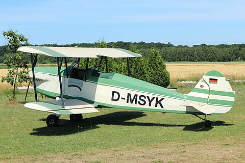 Dobbeltdækker, M17, oldtimer, propellplan, natur, sollys, jord, dag, plante, græs, transportmidler, Mark, transportform, ingen mennesker, tekst, vestlige script, himmel, grøn farve, udendørs, blå, luftfartøj, vej, solrig, landskab, 5K, CC0, offentligt domæne, royaltyfrie