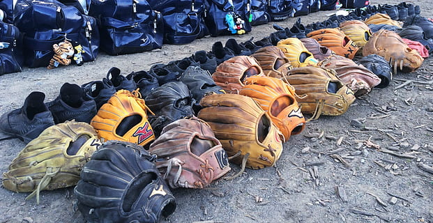 arboleda, béisbol, herramientas, herramienta, Deportes, estudiantes, guante, Zapatos, espiga, parque deportivo otsu, yokosuka, Kanagawa, Japón, antomasako, juego de beisbol, negro, amarillo, vara de oro, marrón, cuero, atrás, Mickey Mouse, gran grupo de objetos, vista de alto ángulo, día, abundancia, zapato, naturaleza muerta, calle, al aire libre, nadie, variación, transporte, elección, naturaleza, arreglo, tierra, en una fila, ciudad, campo, contaminación, 2K, CC0, dominio público, libre de derechos