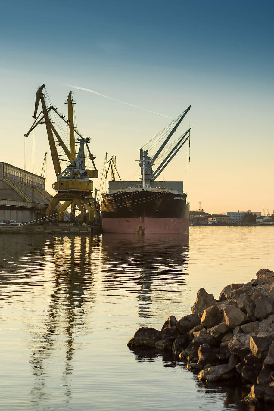 vaixell, càrrega, port, badia, contenidor, Enviament, exportar, importació, industrial, indústria, negocis, comercial, logística, nàutica, transport, oceà, internacional, pesat, marítim, terminal, avió, marí, lliurament, transportista, vehicle, transport de mercaderies, reflexió, mar, aigua, contenidor de càrrega, moll comercial, cel, cel clar, naturalesa, davant del mar, maquinària, cap gent, manera de transport, vaixell nàutic, moll, a l'aire lliure, posta de sol, 5K