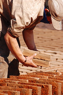 håndlavede klodser, tørring mursten, håndlavet, tør, mursten, konstruktion, fabrik, materiale, håndværk, beskæftigelse, rigtige mennesker, arbejder, en person, stående, herrer, dag, træ - materiale, menneskelig kropsdel, arbejdsværktøj, tømrer, hånd, værksted, bedrift, sollys, making, udendørs, midsection, 2K, CC0, offentligt domæne, royaltyfrie