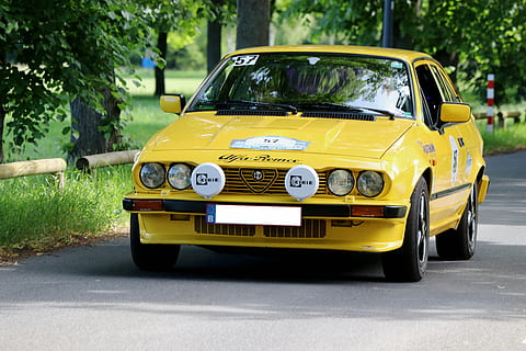 Auto, Oldtimer, klassisch, pkw, Automobil, Fahrzeuge, Oldtimer Automobil, alfa, Alfa Romeo, historisch, nostalgisch, Landfahrzeug, Transport, Straße, Sportwagen, Retro-Stil, Transportmittel, Kraftfahrzeug, Gelb, Taxi, Baum, Tag, Pflanze, Stadt, draußen, keine Leute, Reise, Natur, 5K, CC0, gemeinfrei, lizenzfrei