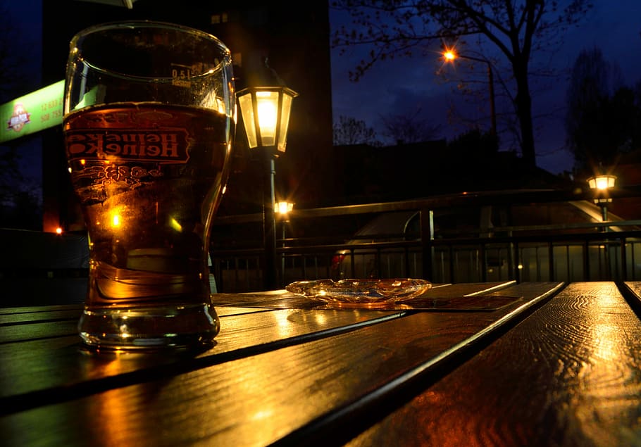 locals, cervesa, crepuscle, nit, il·luminat, reflexió, taula, cap gent, bar - establiment de begudes, menjar i beguda, beure, vidre, equips d’il·luminació, alcohol, refresc, equipament per a la llar, got de cervesa, naturalesa, copa, cervesa - alcohol, restaurant, natura morta, llum elèctrica, 4K