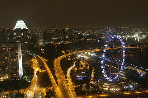 Luftaufnahme, Lichter der Stadt, ferris, Rad, areal, Aussicht, Riesenrad, Nacht-, Stadtbild, der Verkehr, städtische Skyline, städtische Szene, Autobahn, die Architektur, Straße, Transport, Wolkenkratzer, Innenstadt, Stadt, berühmter Platz, beleuchtet, Auto, Mehrspurige Autobahn, gebaute Struktur, Dämmerung, Geschwindigkeit, Gebäudehülle, modern, Stadt leben, Reise, Turm, Bürogebäude, Gebäude, Bürogebäude außen, Langzeitbelichtung, Reiseziele, keine Leute, Natur, Himmel, große Höhe, Wasser, draußen, Finanzviertel, 1080P, CC0, gemeinfrei, lizenzfrei
