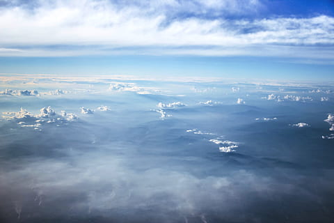 moln på världen, himmel, moln, molnvy, blå, vit, fluffig, vackert landskap, lugn, atmosfär, moln - himmel, scenics - natur, flygperspektiv, skönhet i naturen, natur, lugn plats, miljö, inget folk, dag, utomhus, clouds, flygplan, luftfordon, flygande, idyllisk, landskap, 2K, CC0, offentligt domän, royaltyfria