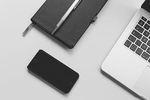 sort, iPhone 5, ved siden af, bærbar, macbook, computer, teknologi, iphone, mobil, notesblok, pen, skrivebord, kontor, forretning, sort og hvid, trådløs teknologi, computerudstyr, meddelelse, forbindelse, tastatur, computer tastatur, bord, stilleben, ingen mennesker, indendørs, høj vinkel visning, bærbar informationsenhed, smart telefon, sort farve, note pad, 5K, CC0, offentligt domæne, royaltyfrie