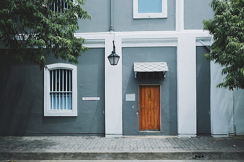 foto, marrón, de madera, puerta, cerrado, blanco, gris, pintar, hormigón, edificio, fachada, ventana, arquitectura, exterior del edificio, estructura construida, arquitectura y edificios, Entrada, nadie, al aire libre, casa, día, planta, Distrito residencial, seguridad, ciudad, naturaleza, la seguridad, calle, proteccion, 5K, CC0, dominio público, libre de derechos