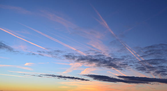 cielo, nubes, se forman nubes, azul, naturaleza, hermoso, cielo de la tarde, puesta de sol, clima, rosado, nube - cielo, rastro de vapor, belleza en la naturaleza, paisajes - naturaleza, nadie, tranquilidad, ambiente, escena tranquila, vista de ángulo bajo, volador, oscuridad, al aire libre, idílico, avión, horizonte, paisaje de nubes, meteorología, 2K, CC0, dominio público, libre de derechos