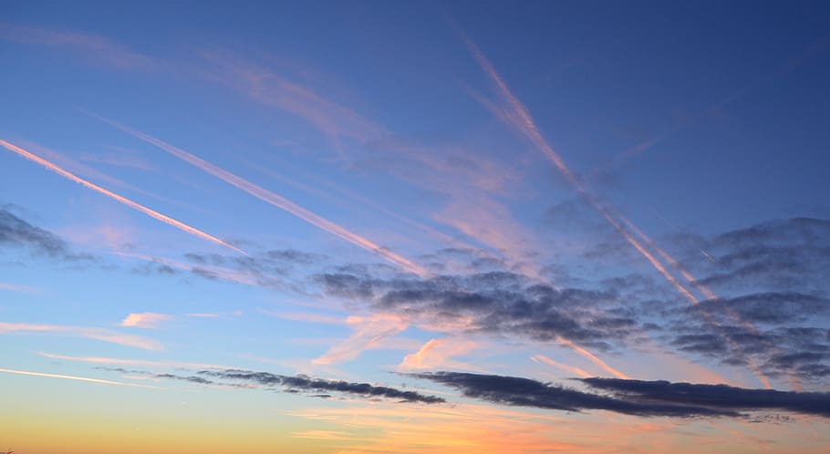 cielo, nubes, se forman nubes, azul, naturaleza, hermoso, cielo de la tarde, puesta de sol, clima, rosado, nube - cielo, rastro de vapor, belleza en la naturaleza, paisajes - naturaleza, nadie, tranquilidad, ambiente, escena tranquila, vista de ángulo bajo, volador, oscuridad, al aire libre, idílico, avión, horizonte, paisaje de nubes, meteorología, 2K