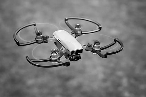 dronator, gråtoner, drone, luft, teknologi, kamera, tech, sort og hvid, medicinsk udstyr, fokus på forgrunden, medicinsk instrument, ingen mennesker, medicinske forsyninger, metal, stetoskop, sundhedspleje og medicin, tæt på, udstyr, kontrollere, forbindelse, indendørs, skinnende, skygge, sikkerhed, meddelelse, 5K, CC0, offentligt domæne, royaltyfrie