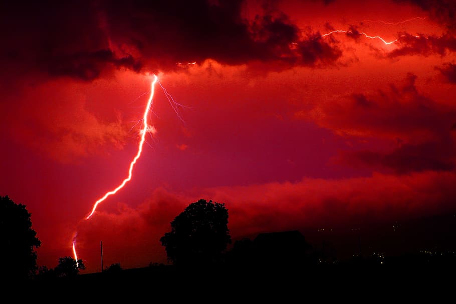 lynnedslag, blitz, rød, energi, nuværende, natur, himmel, nat, helvede, tordenvejr, torden, vejr, magt i naturen, storm, lyn, sky - himmel, strøm, skønhed i naturen, advarselsskilt, dramatisk himmel, belyst, silhuet, meddelelse, skilt, ingen mennesker, storm sky, vitalitet, udendørs, mørk, lilla, meteorologi, ildevarslende, 5K