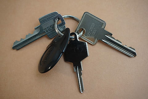 clauer, clau, panys, entrada, metall, porta, cap gent, tir de l'estudi, penjant, primer pla, a l'interior, natura morta, vista d’angle alt, seguretat, equipament, color negre, taula, protecció, tecnologia, pistola, grup d'objectes, subministrament d’oficina, accessibilitat, 5K, CC0, domini públic, lliure de regalies