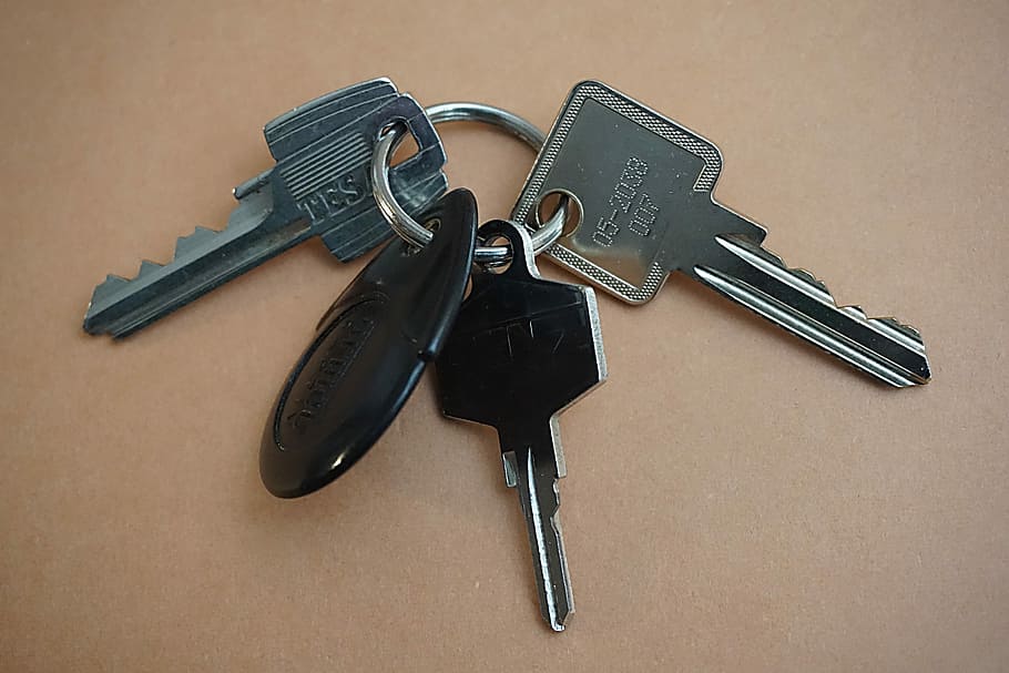 clauer, clau, panys, entrada, metall, porta, cap gent, tir de l'estudi, penjant, primer pla, a l'interior, natura morta, vista d’angle alt, seguretat, equipament, color negre, taula, protecció, tecnologia, pistola, grup d'objectes, subministrament d’oficina, accessibilitat, 5K