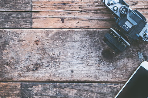 Holz, Kamera, iphone, Schreibtisch, Hintergrund, Nahansicht, Hartholz, Rau, rustikal, Oberfläche, Holzbretter, hölzern, Holz - Material, Technologie, Tabelle, keine Leute, alt, Kommunikation, Stillleben, Verbindung, High Angle View, Tag, drinnen, direkt darüber, Kamera - Fotoausrüstung, Fotografie-Themen, Retro-Stil, Ausrüstung, Geschichte, kabellose Technologie, 4K, CC0, gemeinfrei, lizenzfrei