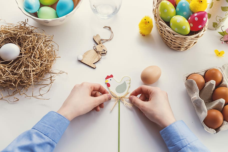 persona, celebració, paper de pollastre, tallar, joguina, diversos ous de Pasqua, ou, Pasqua, fet a mà, pollastre, conill, festa, ou de Pasqua, menjar, menjar i beguda, decoració, mà humana, contenidor, taula, cistella, a l'interior, mà, una persona, vista d’angle alt, multicolor, creativitat, 5K