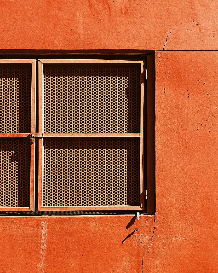 Nahansicht, Fotografie, geschlossen, Fenster, grau, gerahmt, Mesh-Fenster, Wand, Orange, Textur, Straße, Gebäude, Farbe, sperren, mobile Fotografie, Beton, iphone, Gebäudehülle, keine Leute, Wandbau - Funktion, gebaute Struktur, Tag, die Architektur, Metall, Sicherheit, Muster, draußen, alt, Schutz, Hintergründe, Gitter, Metallgitter, braun, 2K